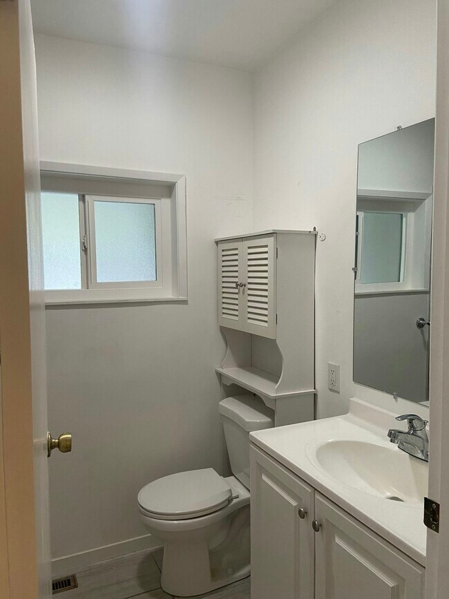 7949 Earl St Oakland, CA 94605 photo 3