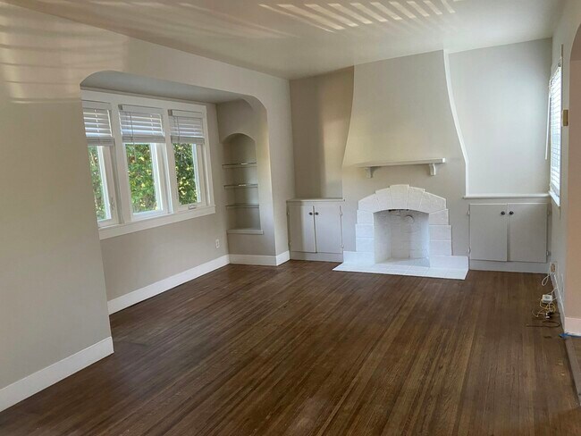 7949 Earl St Oakland, CA 94605 photo 2