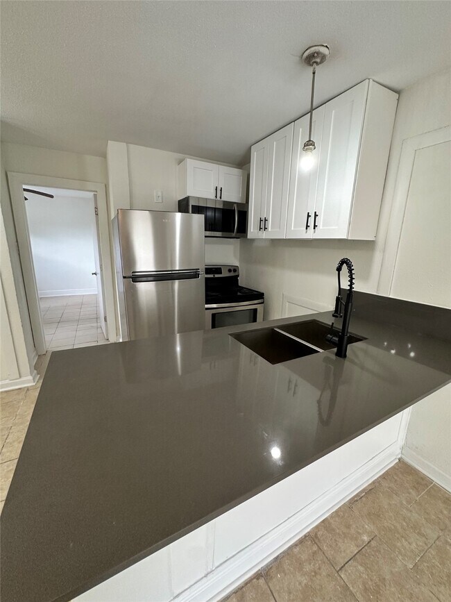 7610 Red Robin Lane, Houston, TX 77075 photo 2