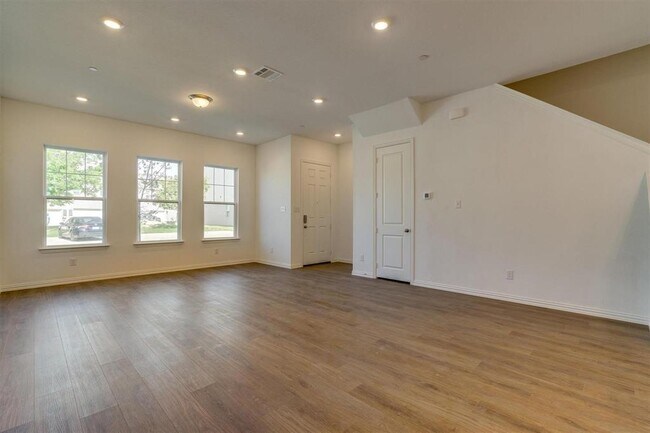 9935 Schramm Street, Irving, TX 75063 photo 5