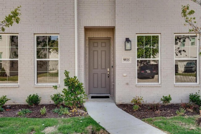 9935 Schramm Street, Irving, TX 75063 photo 2