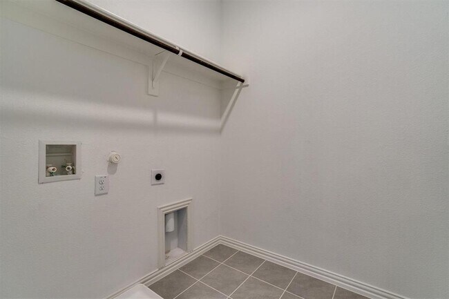 9935 Schramm Street, Irving, TX 75063 photo 4