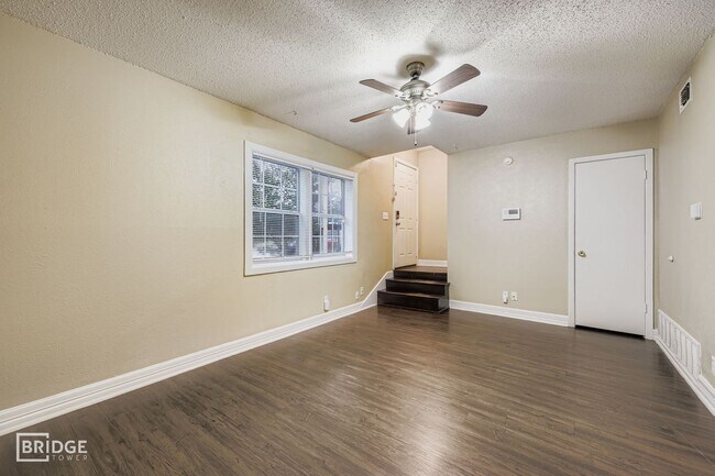 214 Austin St Grapevine, TX 76051 photo 5