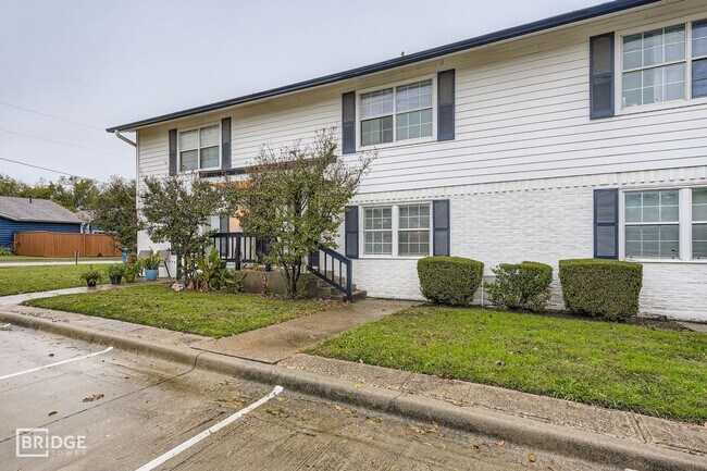 214 Austin St Grapevine, TX 76051 photo 2