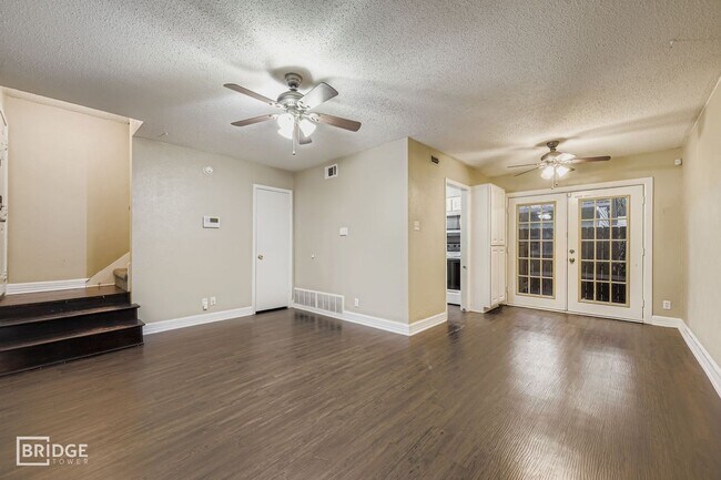 214 Austin St Grapevine, TX 76051 photo 4