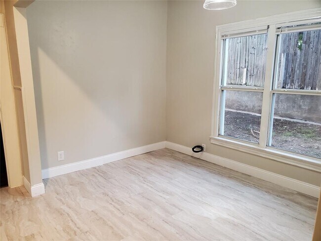 101 East Hallsell Street, Decatur, TX 76234 photo 3