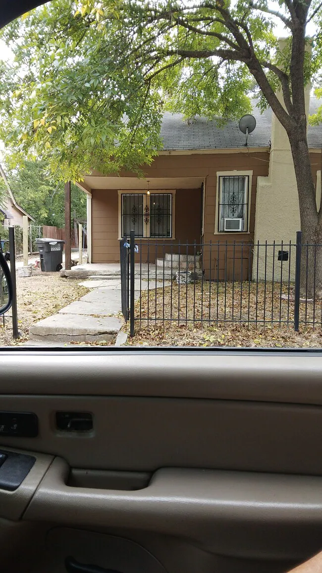 1718 Schley Ave San Antonio, TX 78210 photo 3