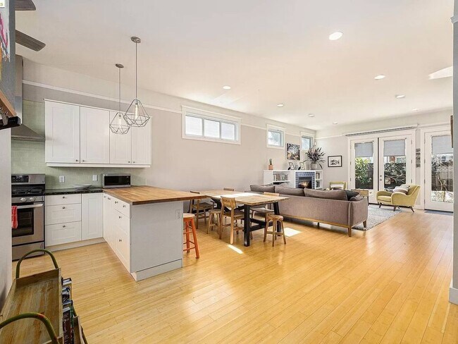 3 Bedroom UNFURNISHED House in Oakland photo 4