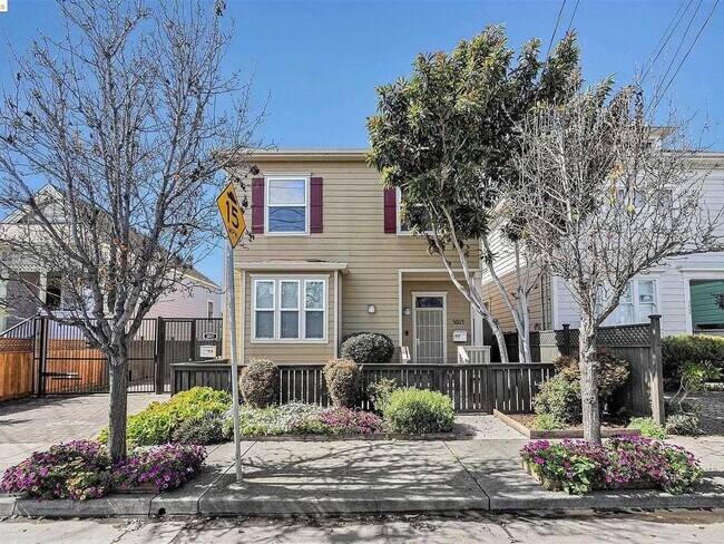 3 Bedroom UNFURNISHED House in Oakland photo 2