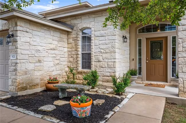 921 Gentry Dr Leander, TX 78641 photo 3