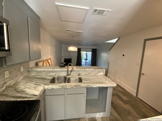 11815 Vance Jackson Rd San Antonio, TX 78230 photo 4