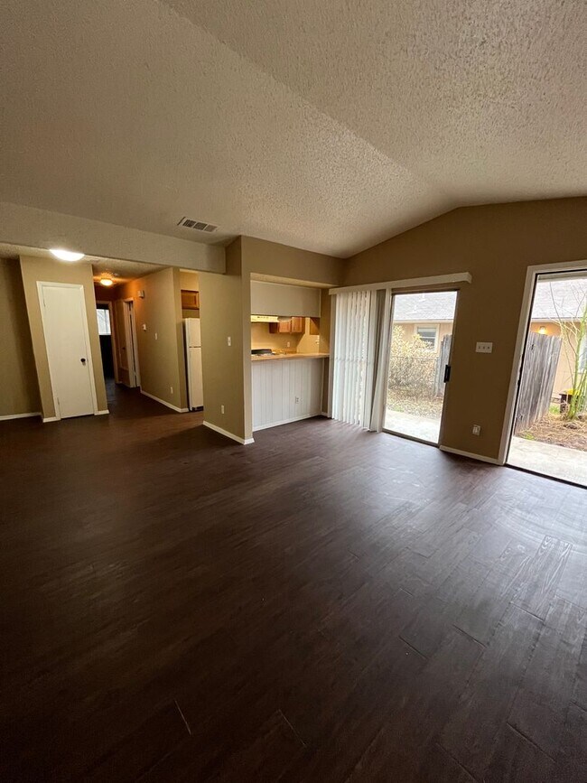 806 Sirocco Dr Austin, TX 78745 photo 2