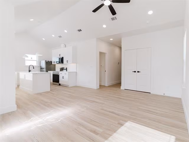 1007 Strickland St Dallas, TX 75216 photo 2