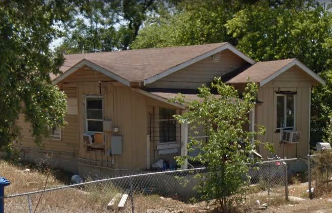 1108 Rivas St San Antonio, TX 78207 photo 2
