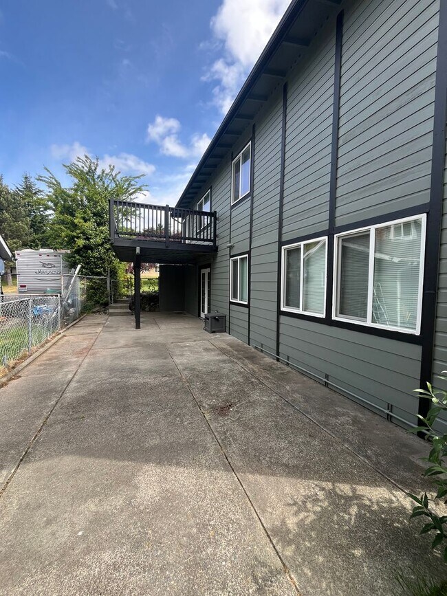 1335 Bradley St Bremerton, WA 98310 photo 2