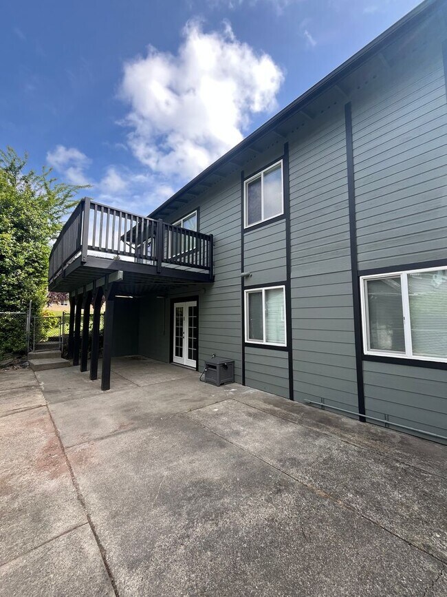 1335 Bradley St Bremerton, WA 98310 photo 3