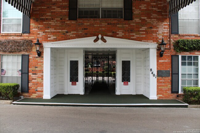8401 N New Braunfels Ave San Antonio, TX 78209 photo 2