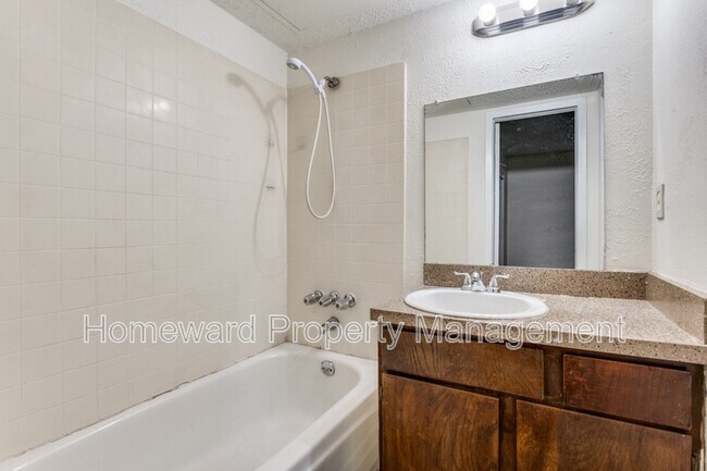 3930 Portland St Irving, TX 75038 photo 3