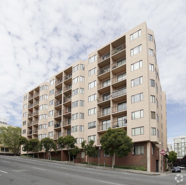 880 Franklin St photo 3