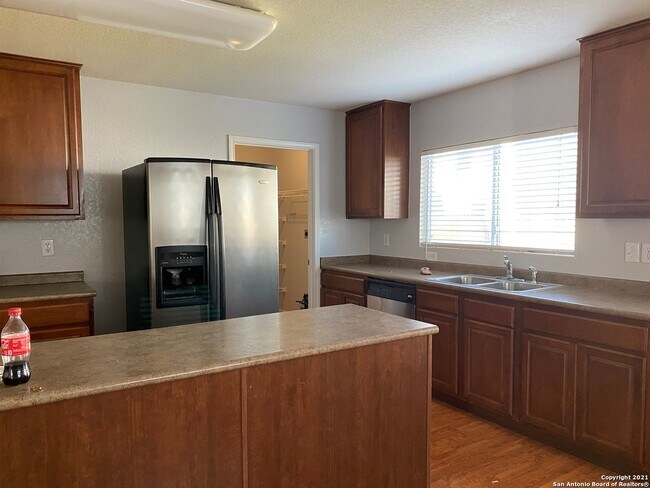 8719 Laguna Rio San Antonio, TX 78251 photo 5