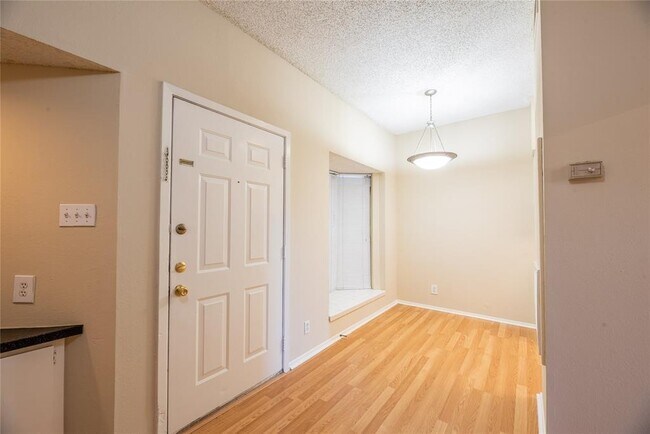 2818 Nueces St photo 4