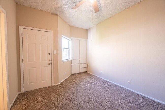2818 Nueces St photo 5