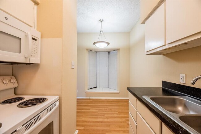 2818 Nueces St photo 2