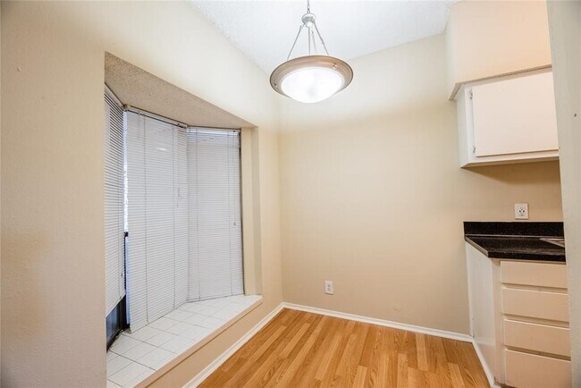 2818 Nueces St photo 3