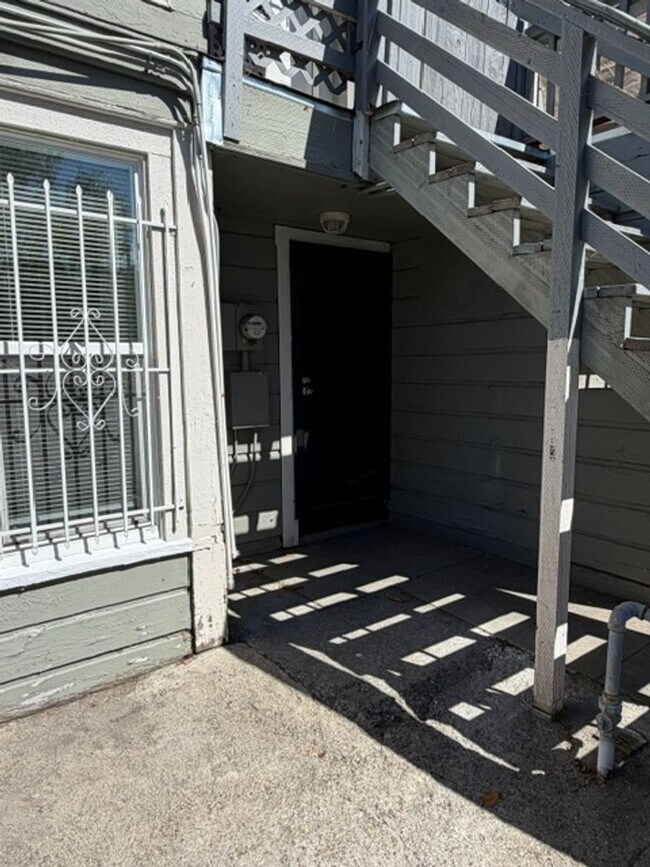 1115 Willow St Oakland, CA 94607 photo 2