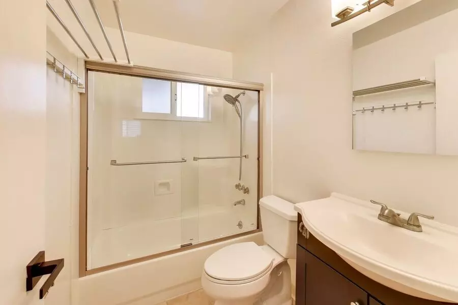 Islander Apartments photo 5