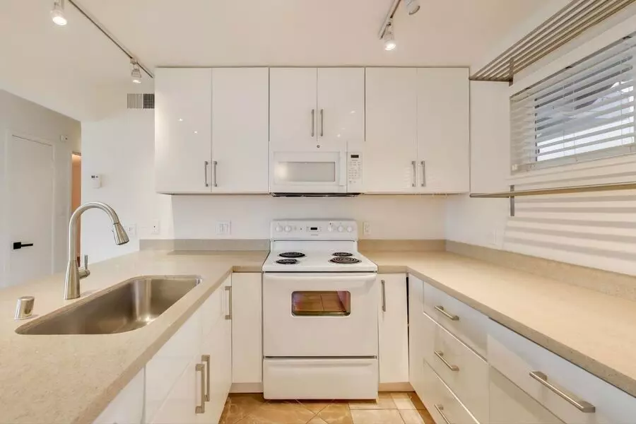 Islander Apartments photo 3