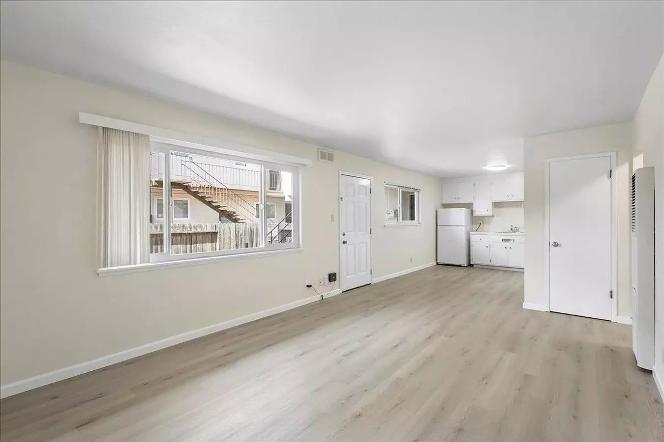 Charming 1 Bedroom, 1 Bathroom Lower Unit Apartment photo 4