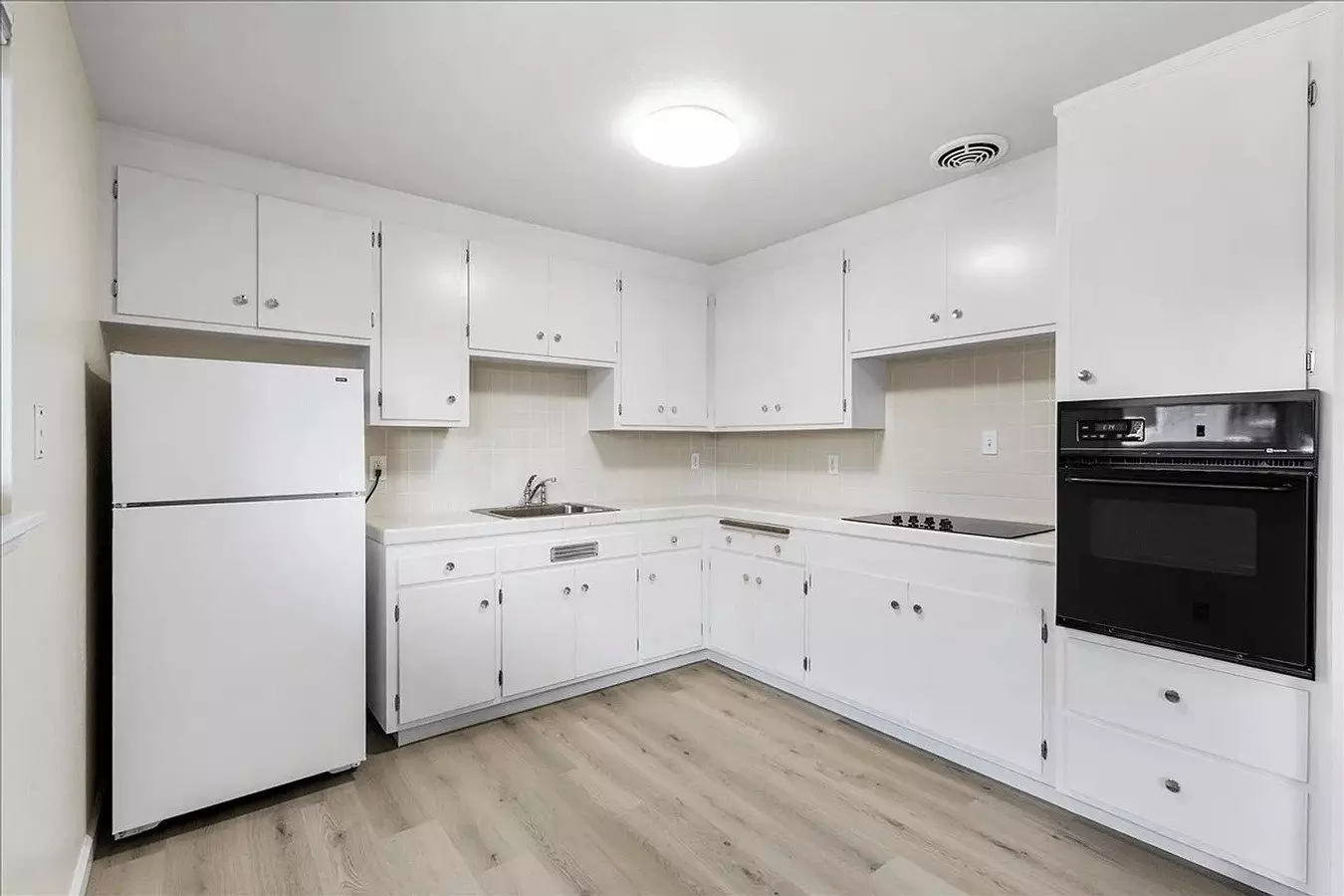 Charming 1 Bedroom, 1 Bathroom Lower Unit Apartment photo 5