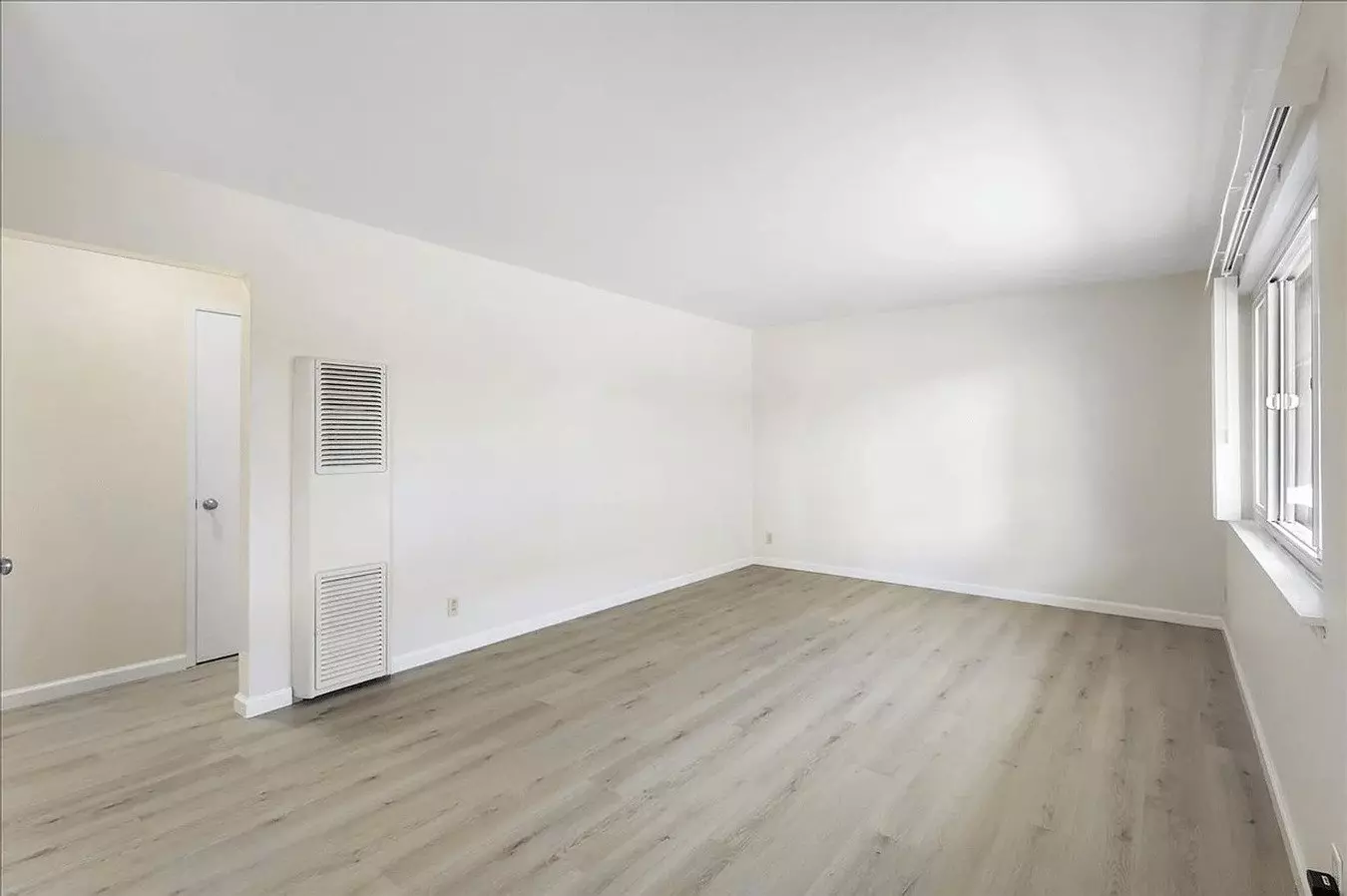 Charming 1 Bedroom, 1 Bathroom Lower Unit Apartment photo 2