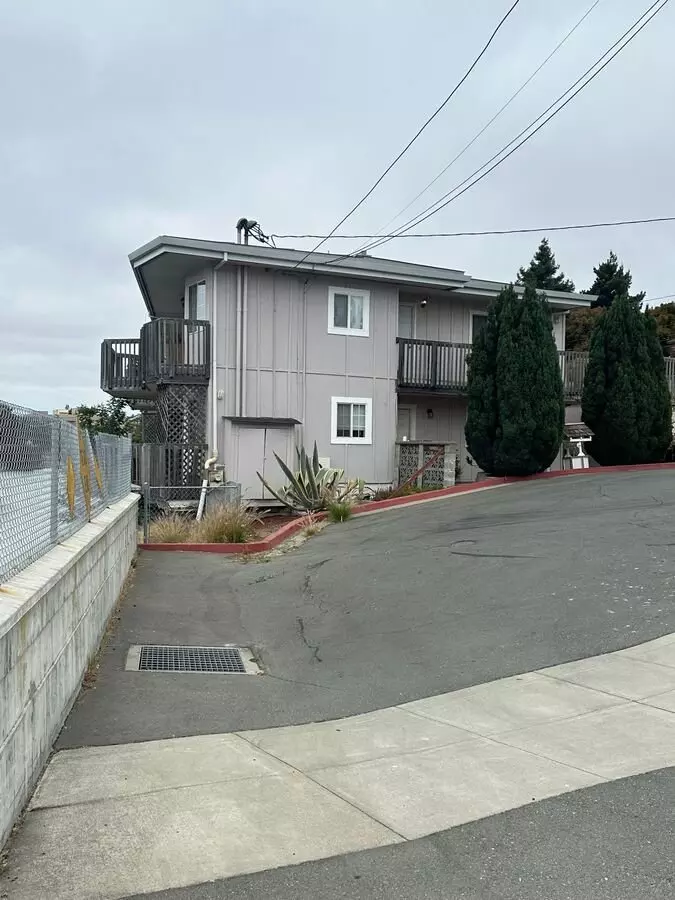 WALNUT ST 863-867 photo 3