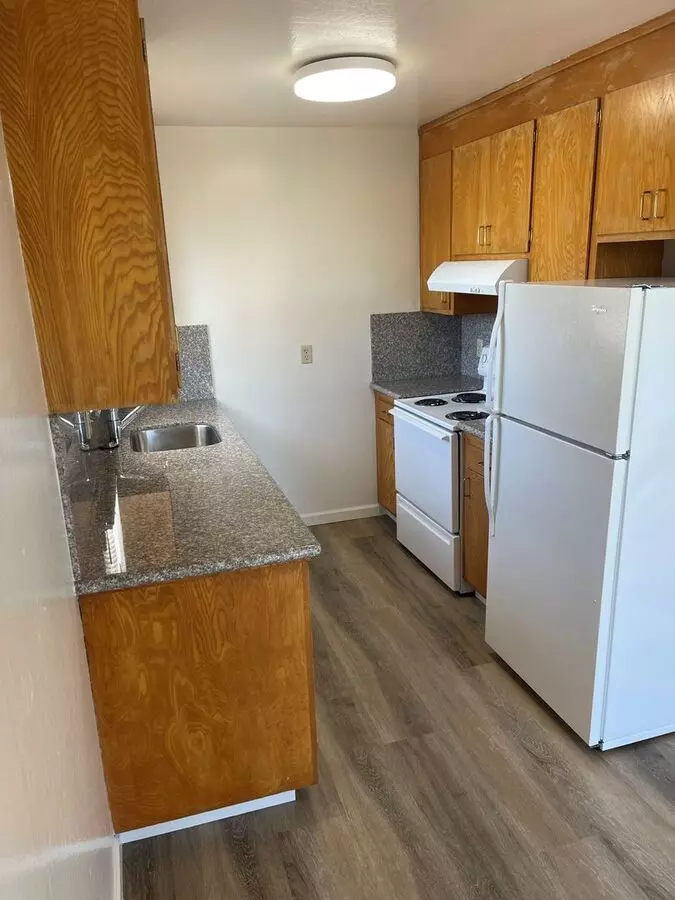 Coming Soon : Spacious 1 Bedroom, Freshly Painted, Upper Unit photo 2