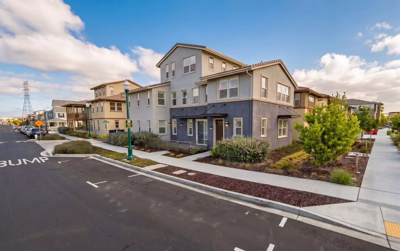 Spacious Alameda Landing Home With Premium Upgrades photo 3