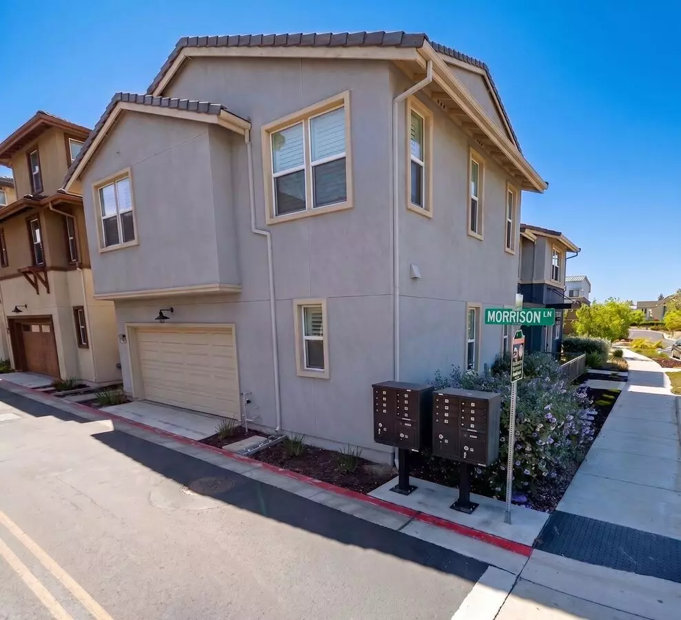 Spacious Alameda Landing Home With Premium Upgrades photo 2