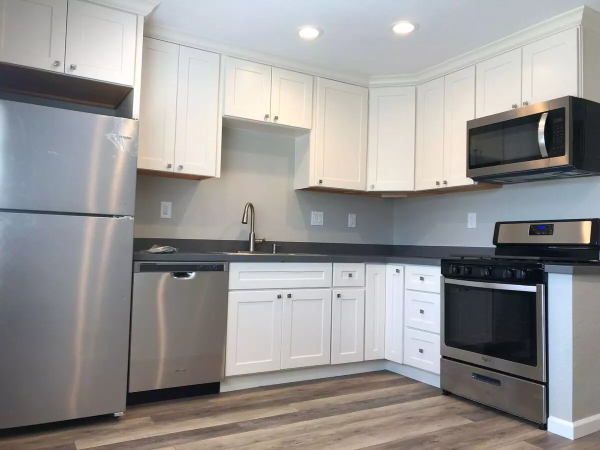 1021 West 8th Street photo 5