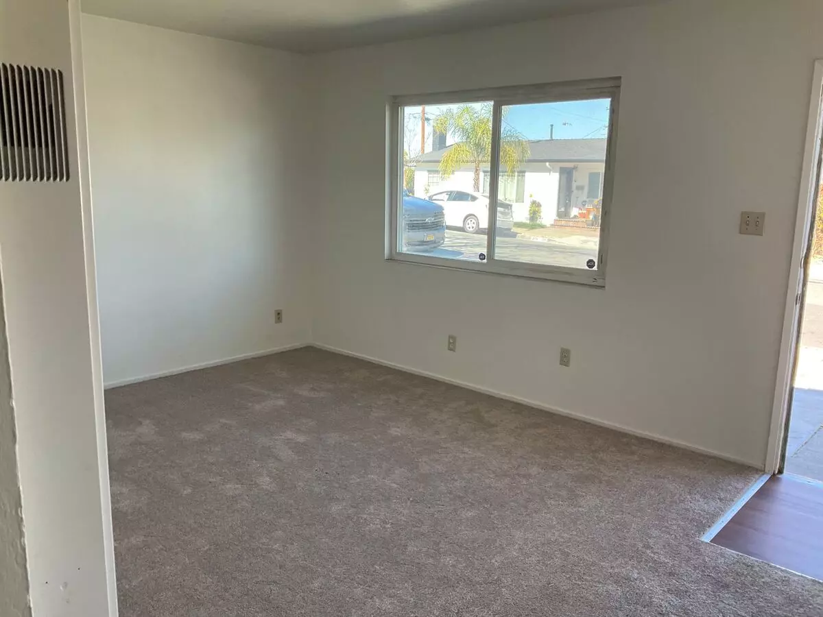 205 Robert St photo 3
