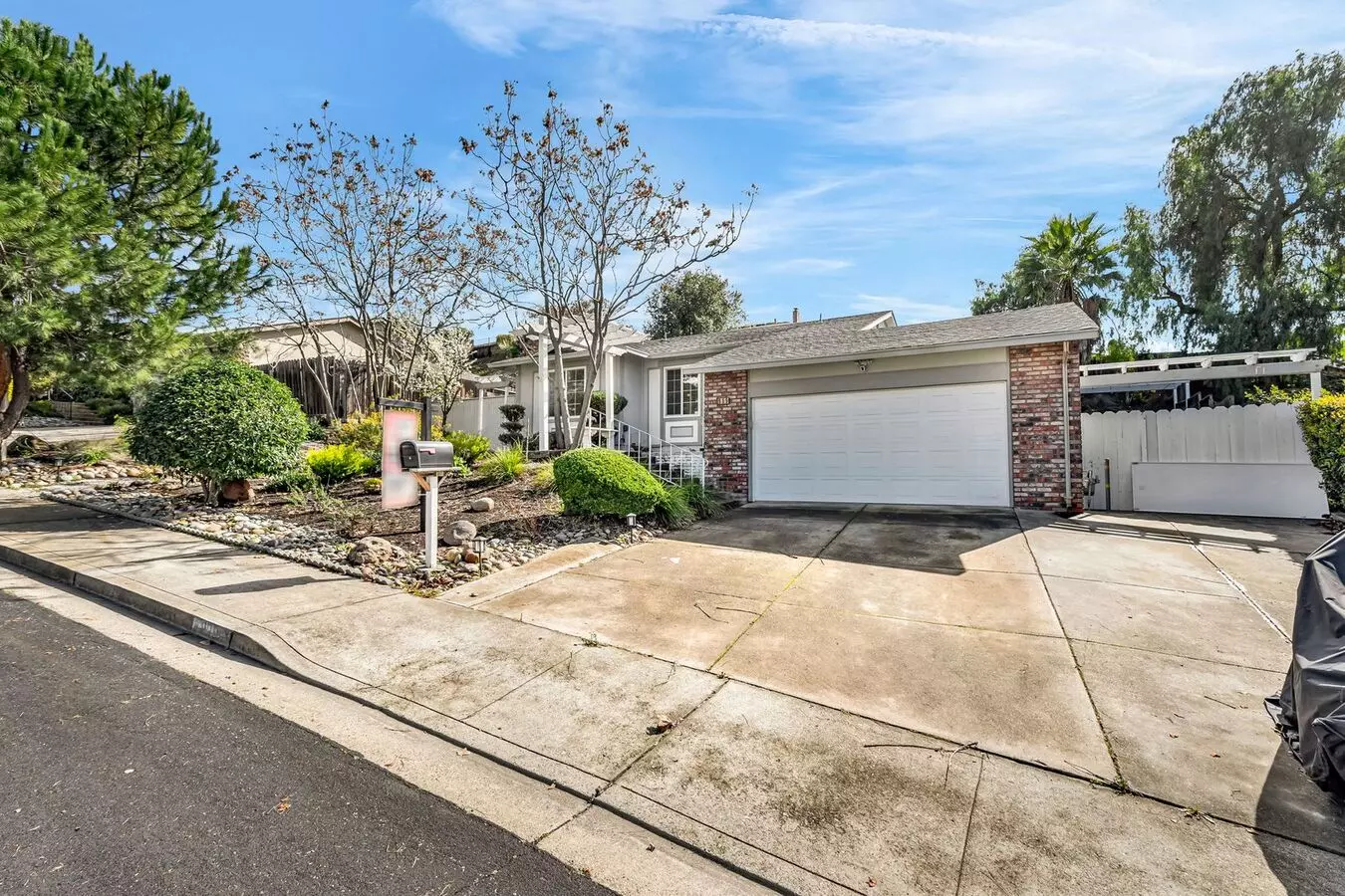 Wonderful Neighborhood And Great Split Level Home..3 Beds/2baths Living Room With Fireplace photo 2