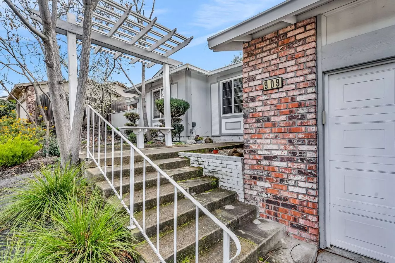 Wonderful Neighborhood And Great Split Level Home..3 Beds/2baths Living Room With Fireplace photo 4