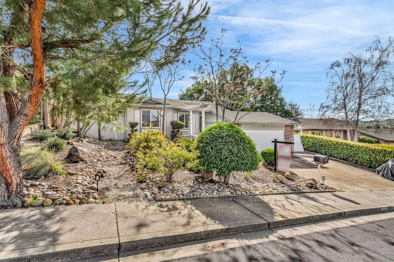 Wonderful Neighborhood And Great Split Level Home..3 Beds/2baths Living Room With Fireplace photo 5
