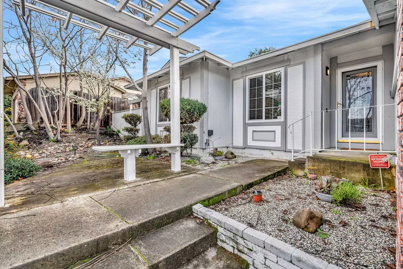 Wonderful Neighborhood And Great Split Level Home..3 Beds/2baths Living Room With Fireplace photo 3