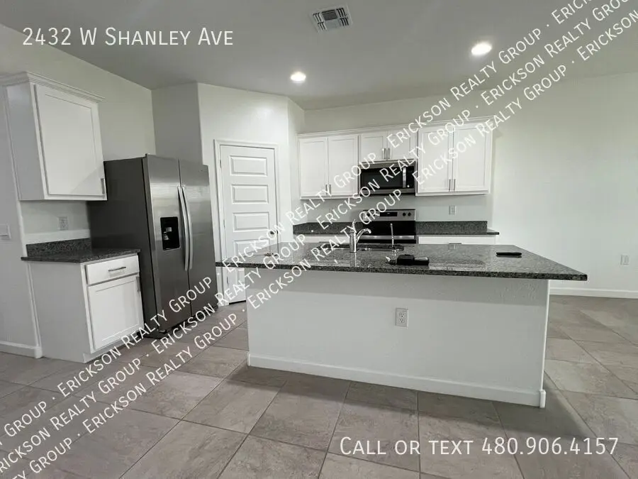 2432 W Shanley Ave photo 2