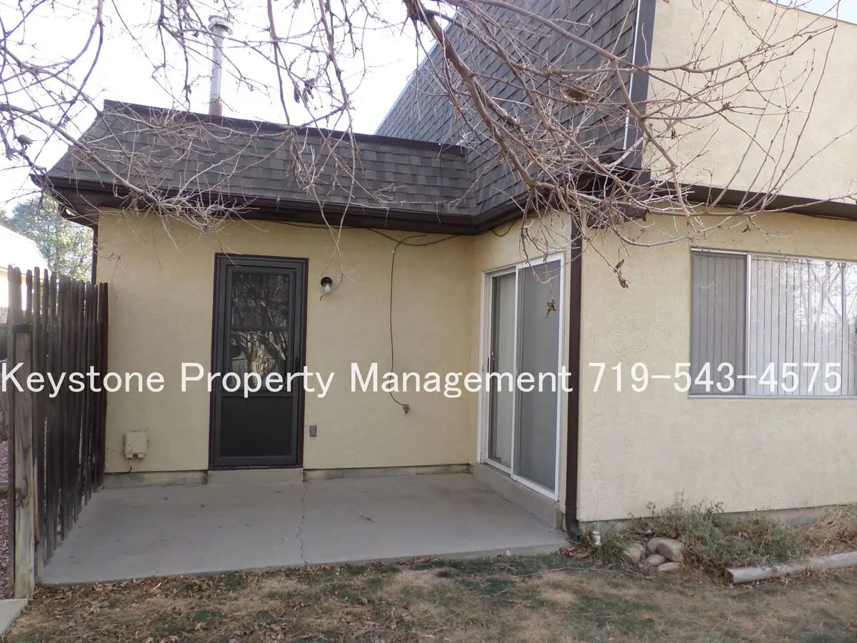 Updated 2 Bedroom Belmont Townhome With Attached Garage &amp; Fenced Yard $1300/$1300 photo 3