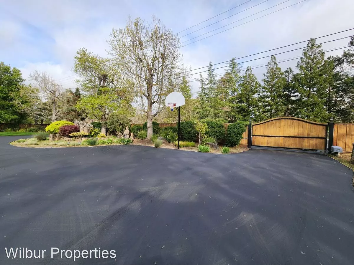 139 Watkins Ave photo 4