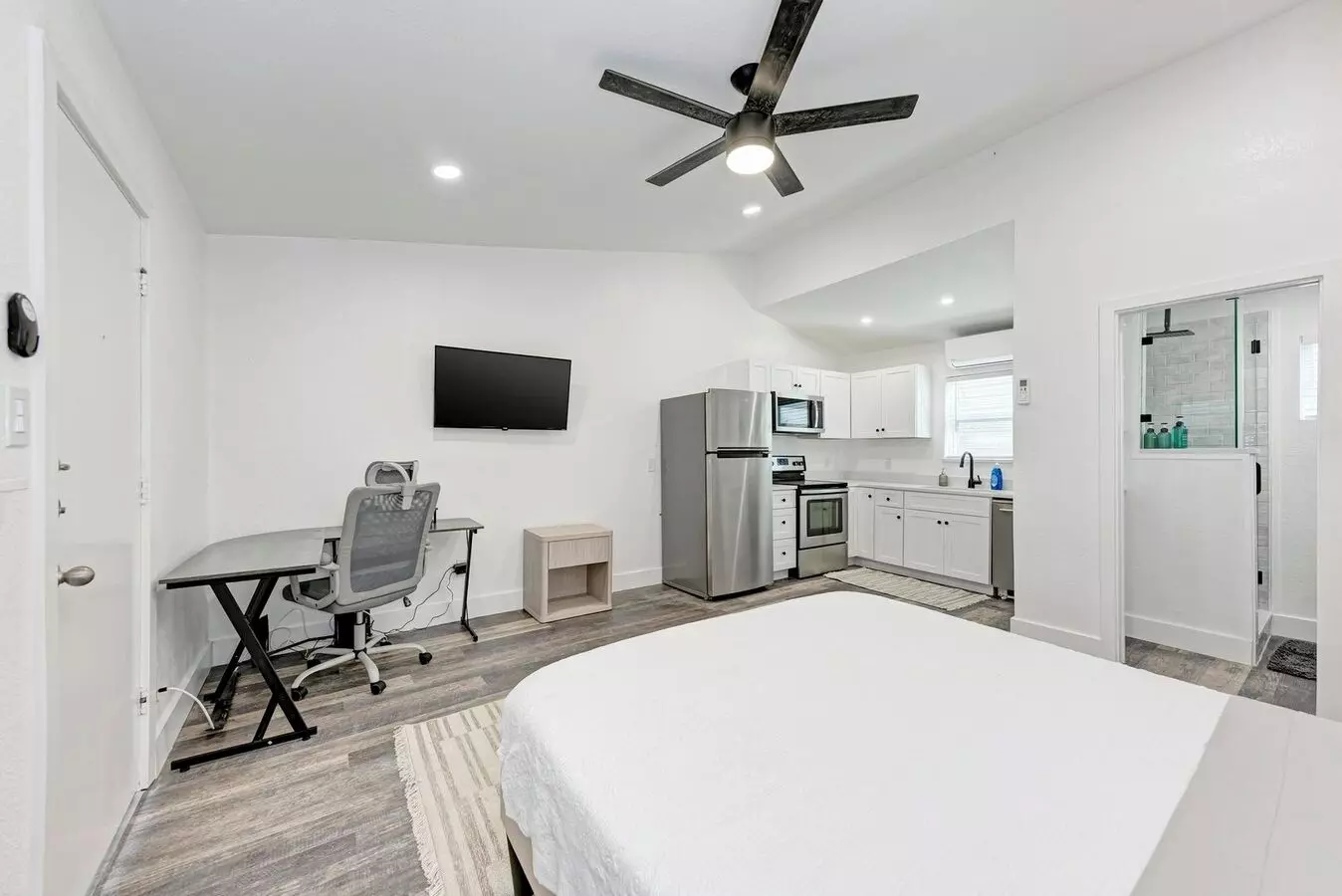 For Lease – Fully Furnished Studio Near Ut photo 5