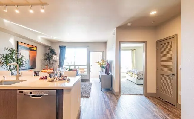 2500 E Howard Ln photo 2
