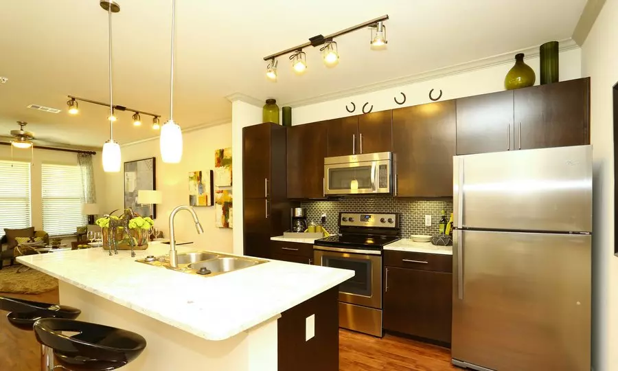 33 Shore District Drive, Austin, TX 78741 photo 2